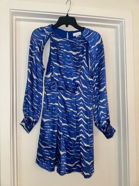 topshop long sleeve sequin dress Silver sequin vintage topshop dress/ overcoat with embroidery Silk lining... although it says size 10 it fits me and I'm a sz 14